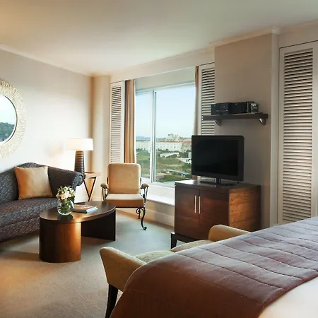 Отель Corinthia 5*