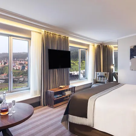 Отель Corinthia 5*